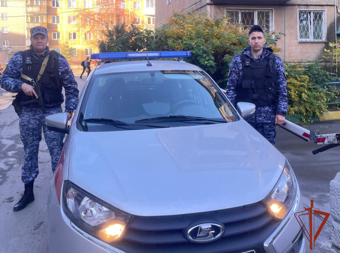В Новосибирске сотрудники вневедомственной охраны Росгвардии эвакуировали жильцов дома, в котором произошел пожар