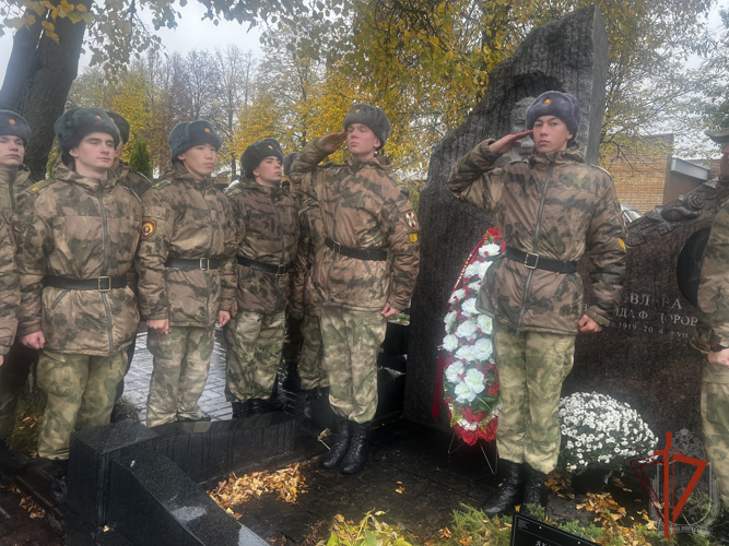 Курсанты Новосибирского военного института отдали воинские почести месту захоронения командующего внутренними войсками МВД СССР генерала армии И.К.Яковлева