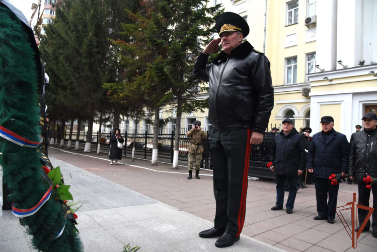 В декаду пожилого человека командующий Сибирским округом Росгвардии поздравил ветеранов войск правопорядка