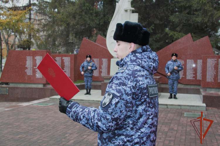 В Новосибирске сотрудники вневедомственной охраны Росгвардии приняли присягу
