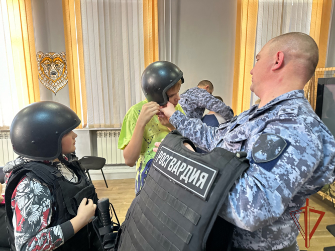 Сотрудники вневедомственной охраны Росгвардии провели открытый урок для воспитанников военного-патриотического клуба