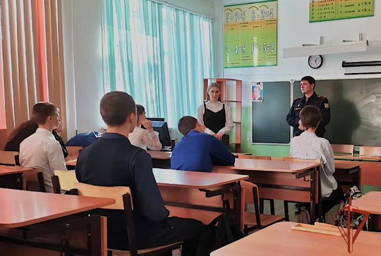 В Куйбышеве сотрудники вневедомственной охраны провели урок профориентации для старшеклассников