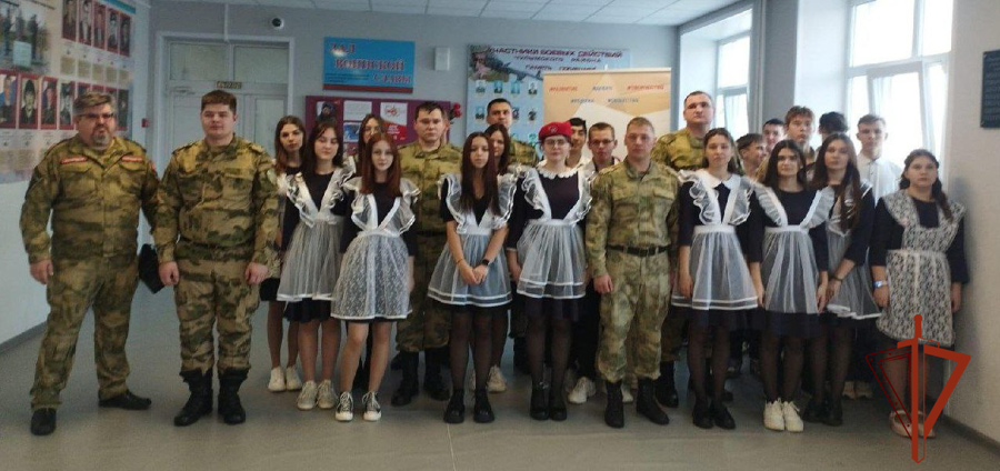 Военнослужащие Росгвардии приняли участие в церемонии посвящения школьников в ряды "Юнармии"