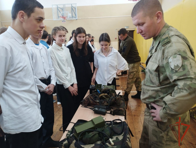 Военнослужащие Росгвардии приняли участие в церемонии посвящения школьников в ряды "Юнармии"
