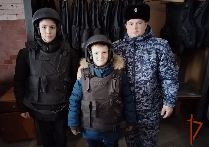 В Черепаново сотрудники вневедомственной охраны Росгвардии провели для школьников день открытых дверей