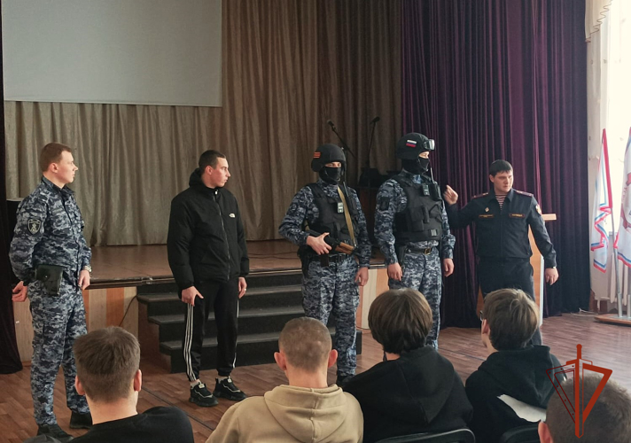 Сотрудники Росгвардии провели патриотический урок в колледже города Куйбышева