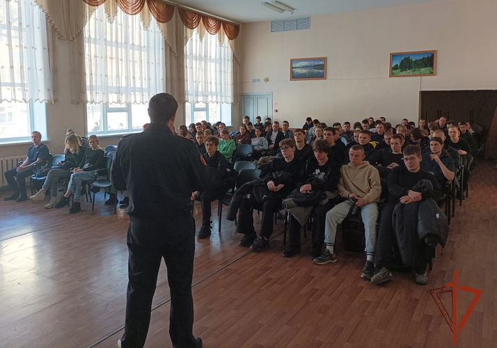 Сотрудники Росгвардии провели патриотический урок в колледже города Куйбышева
