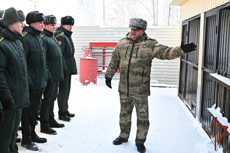 Кинологи отряда специального назначения «Ермак» провели занятие с курсантами Новосибирского военного института Росгвардии