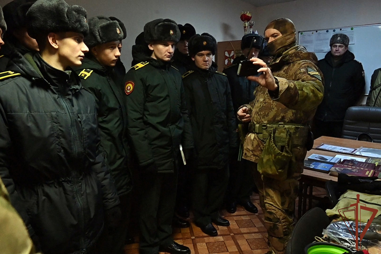 Кинологи отряда специального назначения «Ермак» провели занятие с курсантами Новосибирского военного института Росгвардии