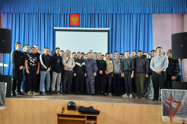 В Маслянино сотрудники вневедомственной охраны Росгвардии провели урок мужества для студентов колледжа