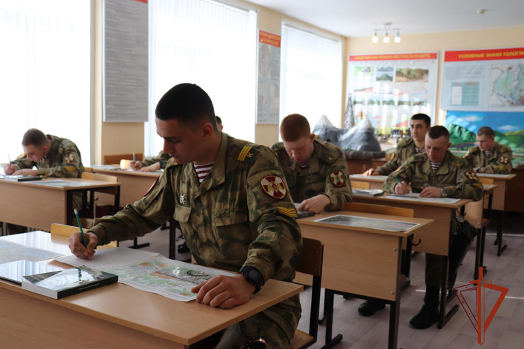 В Новосибирском военном институте Росгвардии собрали уникальную коллекцию офицерских линеек