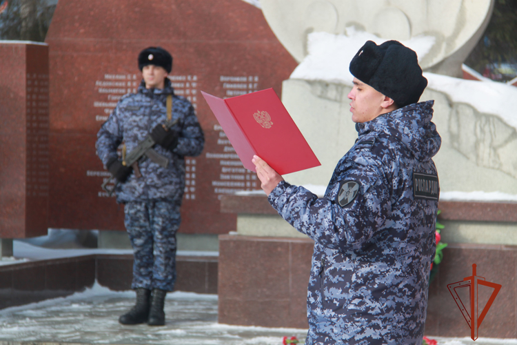В Новосибирске сотрудники вневедомственной охраны Росгвардии приняли Присягу