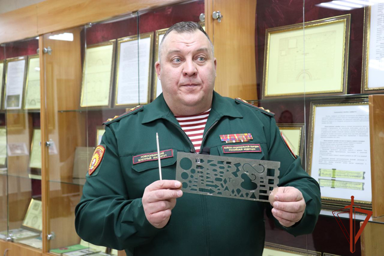 В Новосибирском военном институте Росгвардии собрали уникальную коллекцию офицерских линеек