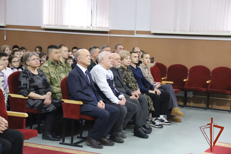 В Новосибирске военнослужащие Росгвардии почтили память Героя России Ивана Шелохвостова 