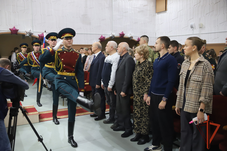 В Новосибирске военнослужащие Росгвардии почтили память Героя России Ивана Шелохвостова 