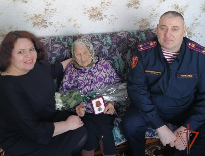 Офицер Росгвардии в Новосибирской области вручил медаль ветерану к 80-летию Победы
