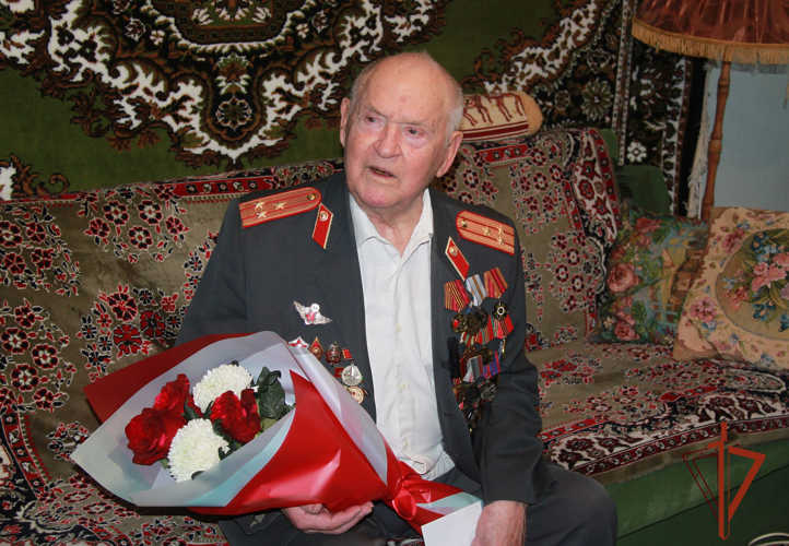 Начальник Управления Росгвардии по Новосибирской области вручил ветерану медаль в честь 80-летия Победы