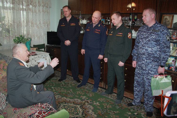 Начальник Управления Росгвардии по Новосибирской области вручил ветерану медаль в честь 80-летия Победы 
