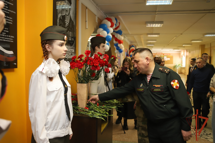 В Новосибирске военнослужащие Росгвардии почтили память Героя России Ивана Шелохвостова 
