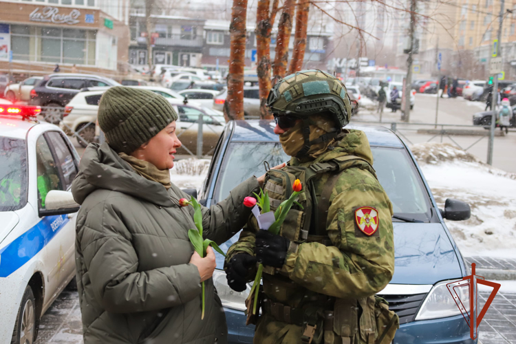 В Новосибирске курсанты военного института Росгвардии поздравили сибирячек с 8 марта 