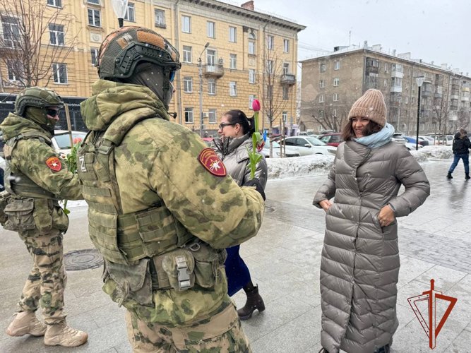 В Новосибирске курсанты военного института Росгвардии поздравили сибирячек с 8 марта 