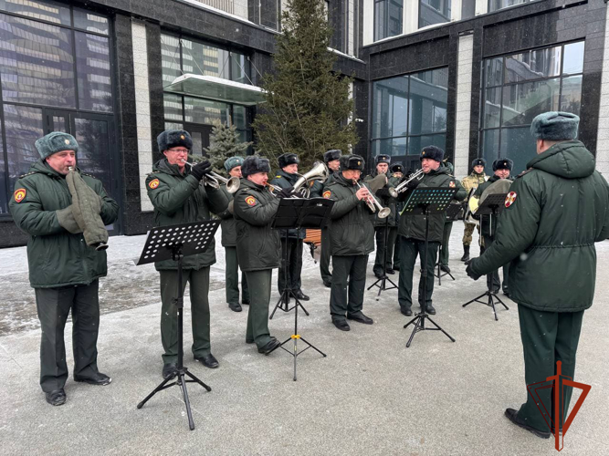 В Новосибирске курсанты военного института Росгвардии поздравили сибирячек с 8 марта 