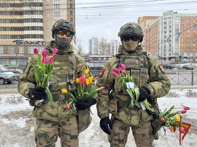 В Новосибирске курсанты военного института Росгвардии поздравили сибирячек с 8 марта 