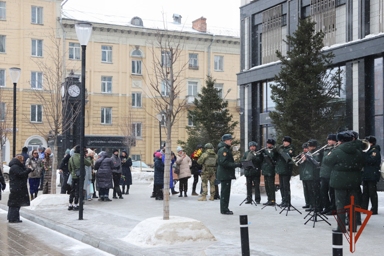 В Новосибирске курсанты военного института Росгвардии поздравили сибирячек с 8 марта 