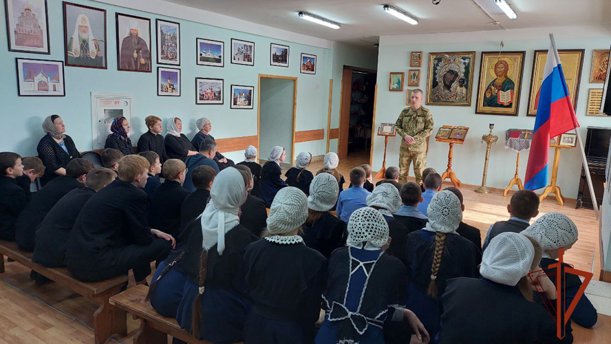 В Новосибирске офицер Росгвардии поговорил со школьниками о воинском долге и служению Отечеству
