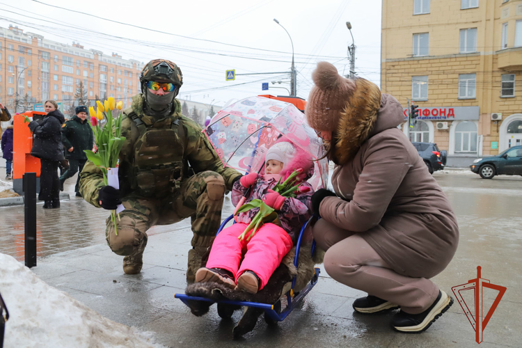 В Новосибирске курсанты военного института Росгвардии поздравили сибирячек с 8 марта 