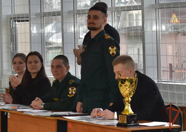 Военнослужащие Росгвардии вошли в состав жюри в судействе «Смотра строя и песни» среди учащихся