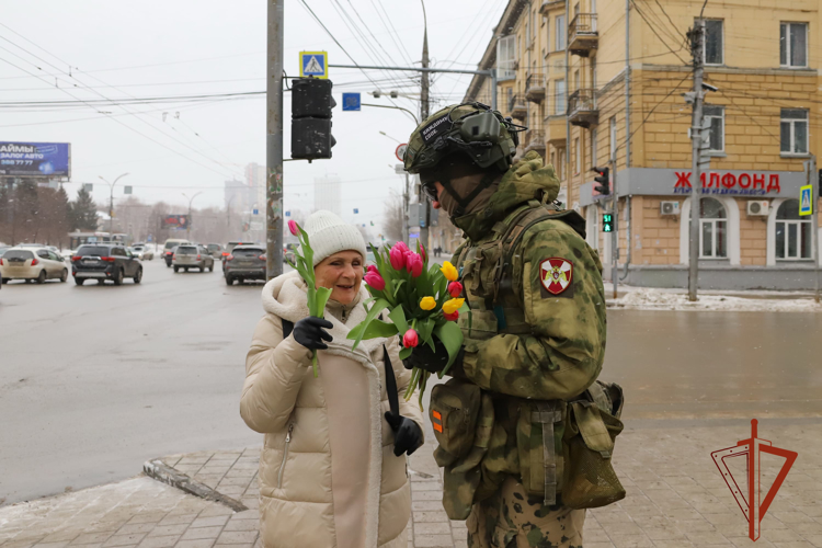 В Новосибирске курсанты военного института Росгвардии поздравили сибирячек с 8 марта 