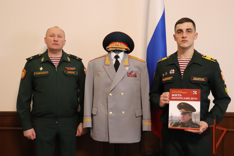 Новосибирскому военному институту Росгвардии переданы на хранение личные вещи генерала армии Николая Евгеньевича Рогожкина