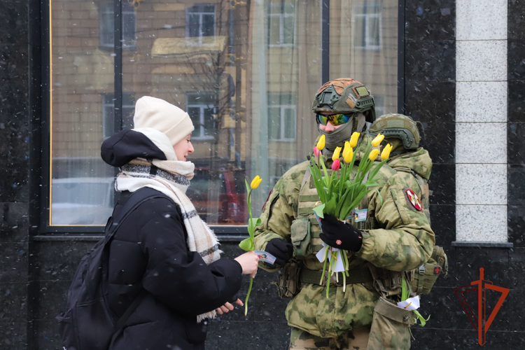 В Новосибирске курсанты военного института Росгвардии поздравили сибирячек с 8 марта 
