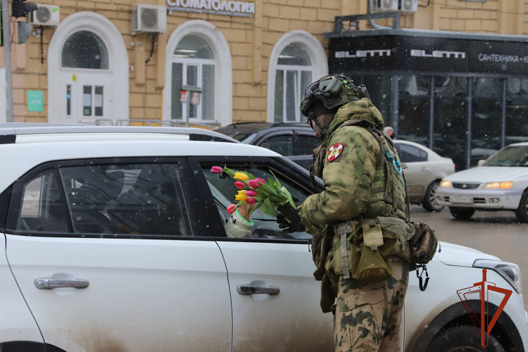 В Новосибирске курсанты военного института Росгвардии поздравили сибирячек с 8 марта 