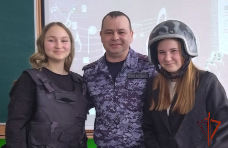 В Новосибирской области сотрудники Росгвардии провели встречу  со старшеклассниками
