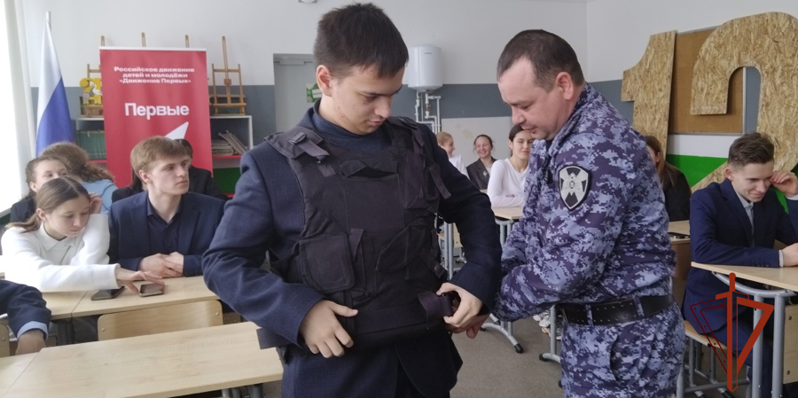 В Новосибирской области сотрудники Росгвардии провели встречу  со старшеклассниками