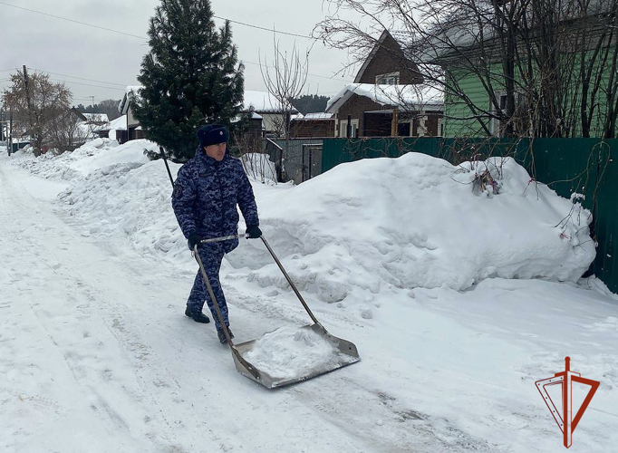 В Новосибирске сотрудники Росгвардии оказали помощь труженице тыла в уборке снега
