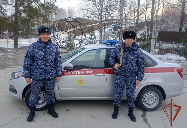 В Кольцово экипаж вневедомственной охраны Росгвардии оказал помощь пострадавшей женщине