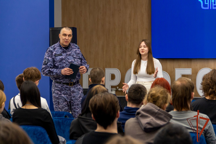 Сотрудники вневедомственной охраны Росгвардии провели с выпускниками учебных заведений профориентационные встречи