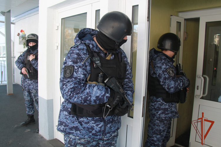 Сотрудники Росгвардии отработали действия по чрезвычайной ситуации в школе Новосибирска