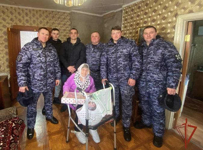 В Новосибирске сотрудники Росгвардии оказали помощь труженице тыла в уборке снега