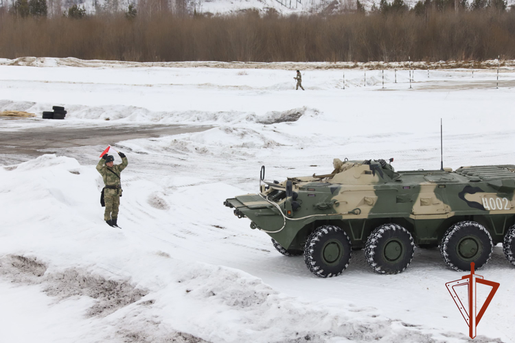 В Новосибирском военном институте Росгвардии состоялись соревнования на звание лучшего водителя БТР