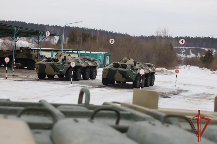 В Новосибирском военном институте Росгвардии состоялись соревнования на звание лучшего водителя БТР