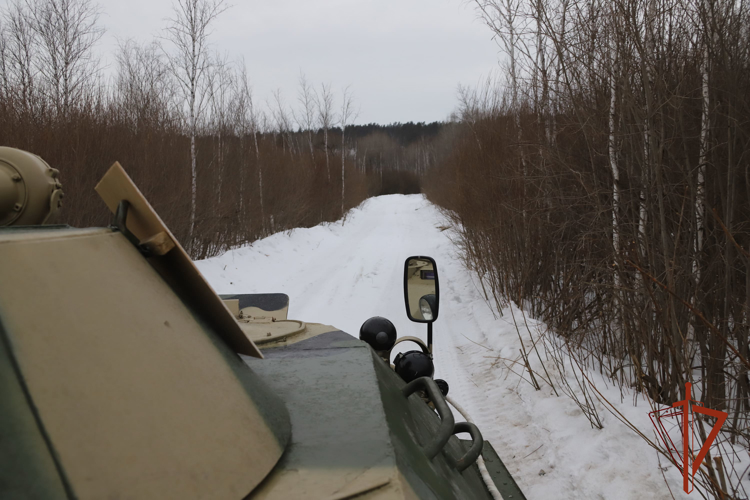 В Новосибирском военном институте Росгвардии состоялись соревнования на звание лучшего водителя БТР