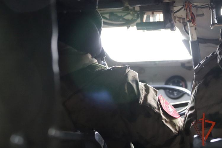 В Новосибирском военном институте Росгвардии состоялись соревнования на звание лучшего водителя БТР