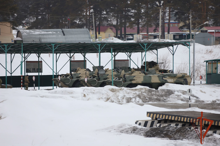 В Новосибирском военном институте Росгвардии состоялись соревнования на звание лучшего водителя БТР