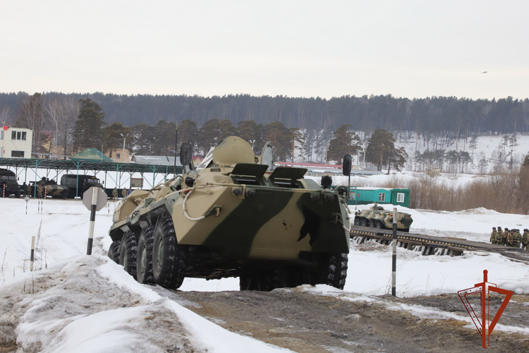 В Новосибирском военном институте Росгвардии состоялись соревнования на звание лучшего водителя БТР