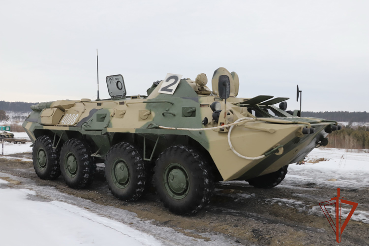 В Новосибирском военном институте Росгвардии состоялись соревнования на звание лучшего водителя БТР