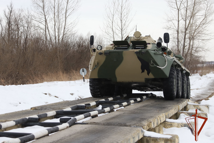 В Новосибирском военном институте Росгвардии состоялись соревнования на звание лучшего водителя БТР